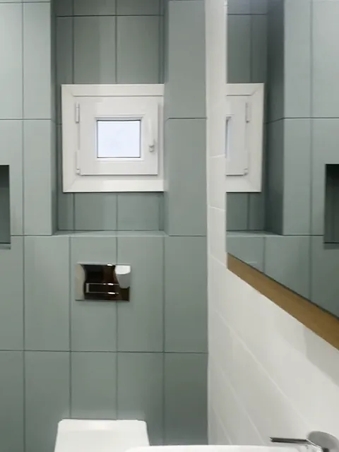 Το ίδιο μπάνιο μετά: πράσινα πλακάκια, εσοχή, κρεμαστή λεκάνη