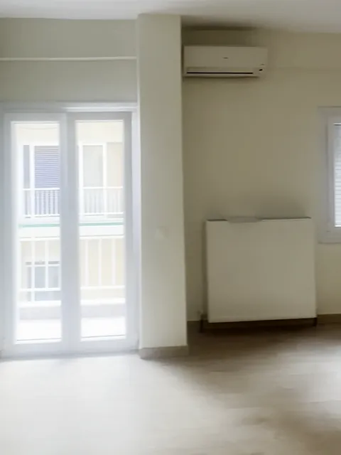 Το ίδιο σαλόνι μετά: νέο δάπεδο, βαμμένοι τοίχοι, καλοριφέρ