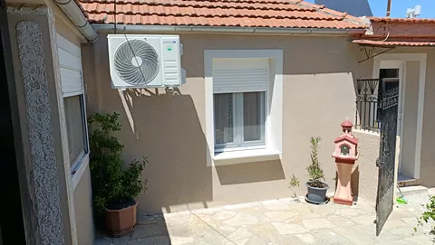 Κούφωμα με ρολό και κλιματιστικό στην όψη